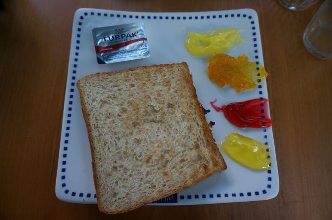 トーストに色んなジャムをつけて頂きます。<br /><br />上から、ドリアン、オレンジ、イチゴ、パイナップル。<br />ドリアンのジャム、意外といい！！