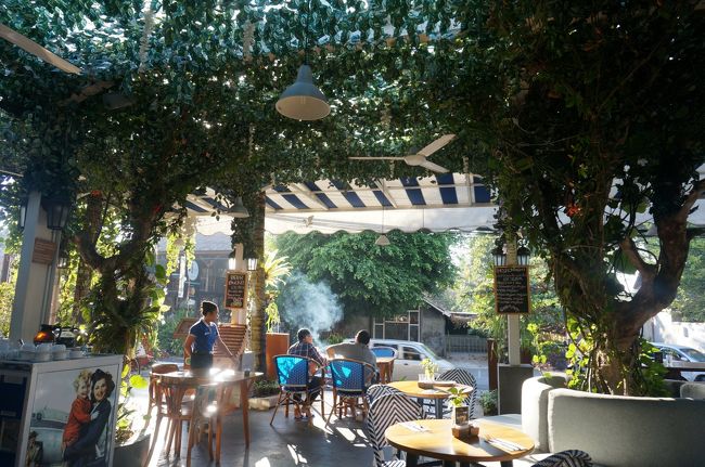 ホテルの朝食会場に到着しました。<br />今日は、オープンカフェのテーブルに座りました。