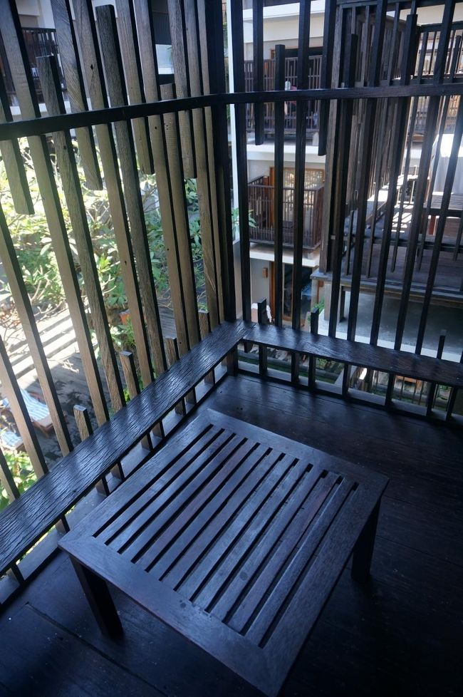 お部屋のテラスです。<br />テーブル１つあります。<br />明るいのでこちらでお化粧しました。<br />