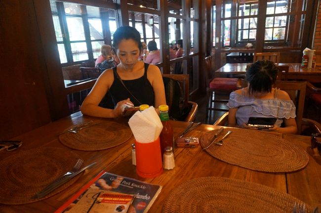 夜はお酒を飲む人達で、賑やかなようだったので、子連れの私達はランチにしてみました。