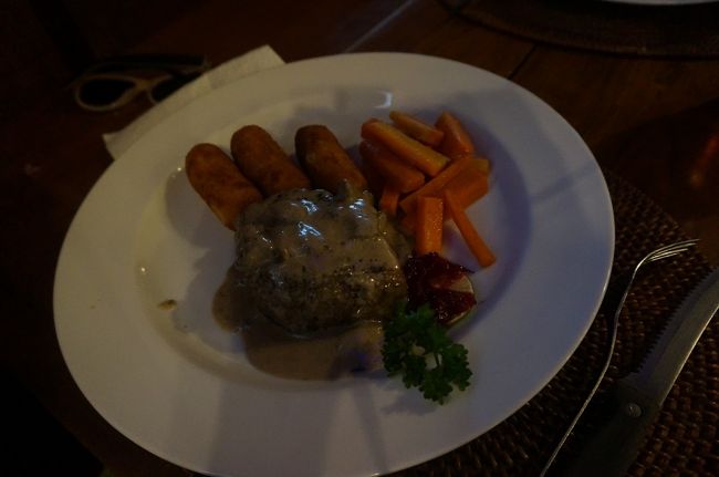 こちらはクリームソース、付け合わせはポテトコロッケです。