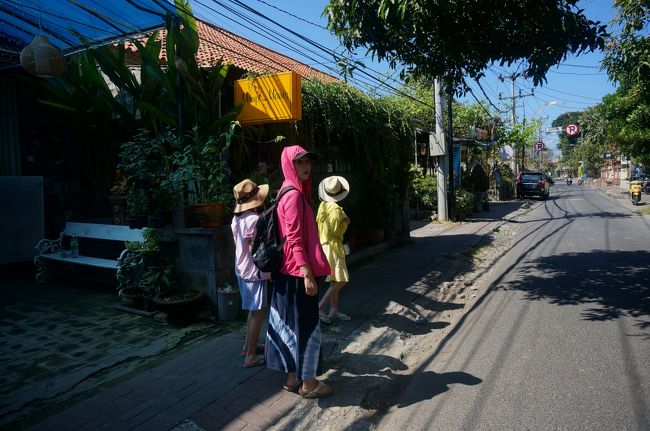 アリーナから歩きます。<br /><br />アリーナ出て、左に少し歩いて、またまた左に入ると昨日来た、ミンピマニスの通りに出ます。