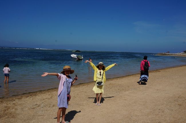 先程のの道をひたすら真っ直ぐ歩きます。<br />そうすると、ビーチに出まーす。