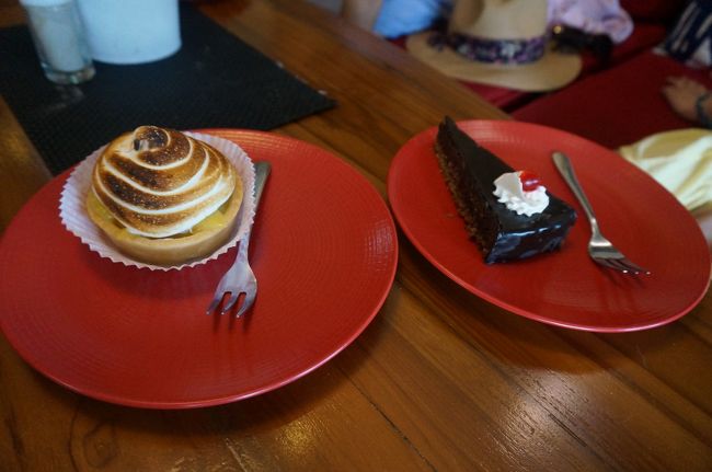 レモンタルトにチョコレートケーキ