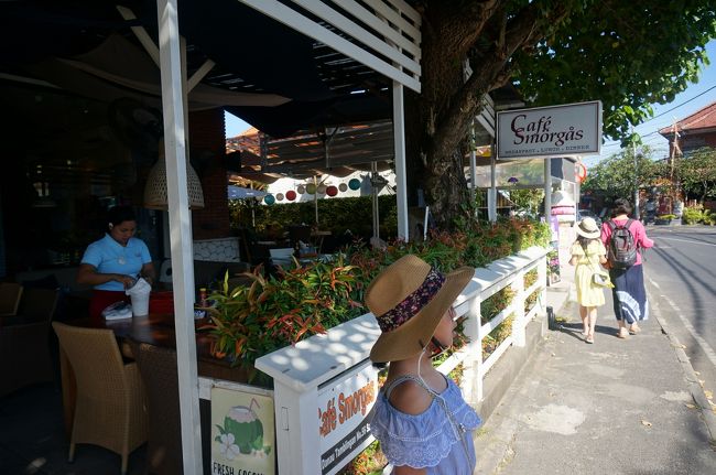 水分補給と甘いモノ注入、完了！！<br /><br />タンブリンガン通りを南下します。