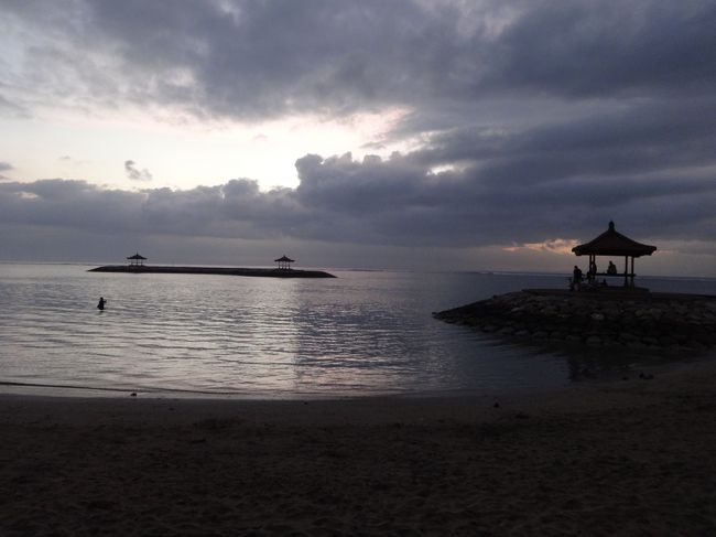 おはようございます。<br />3日目の朝です。<br /><br />サヌールビーチに朝日を見に来ました。