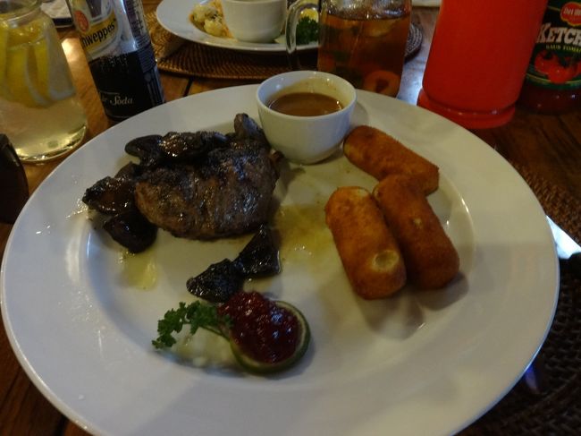 こちらはマッシュルームソースに付け合わせはポテトコロッケです。