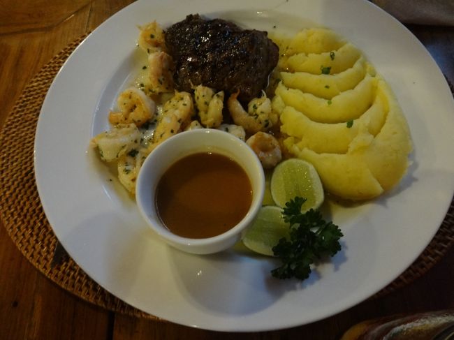 こちら、ガーリックシュリンプ&amp;ステーキ。付け合わせはマッシュポテト。
