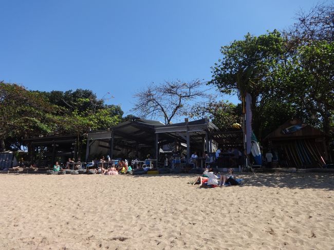 みんな、ビーチでのんびり。