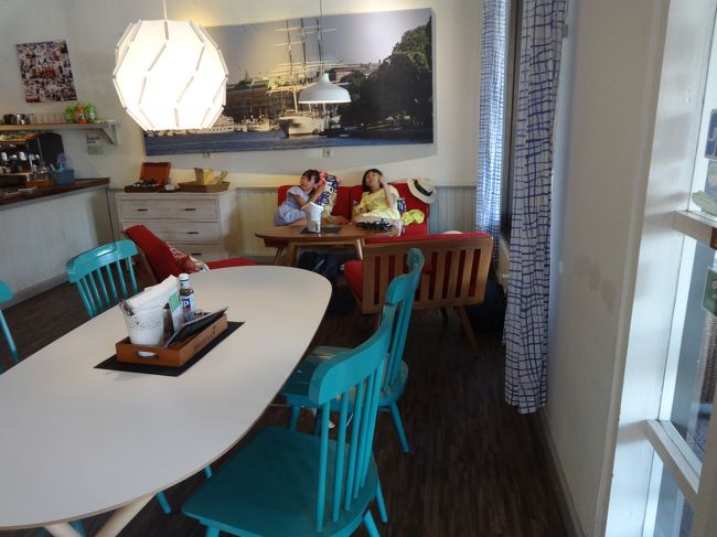 とにかく暑いので、クーラーの利いた店内に座りました。<br />お洒落なソファとテーブル。