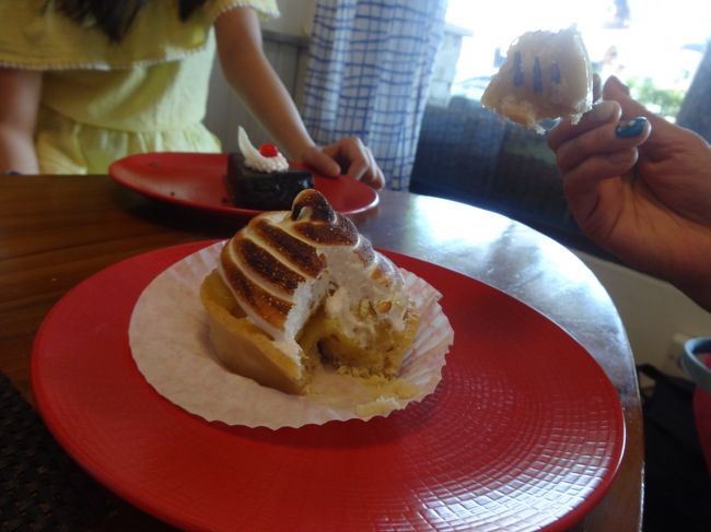 メレンゲの中にはレモンクリームがたっぷり。