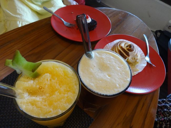 アイスカフェラテにフレッシュジュース。<br />ストローはガラスでした。