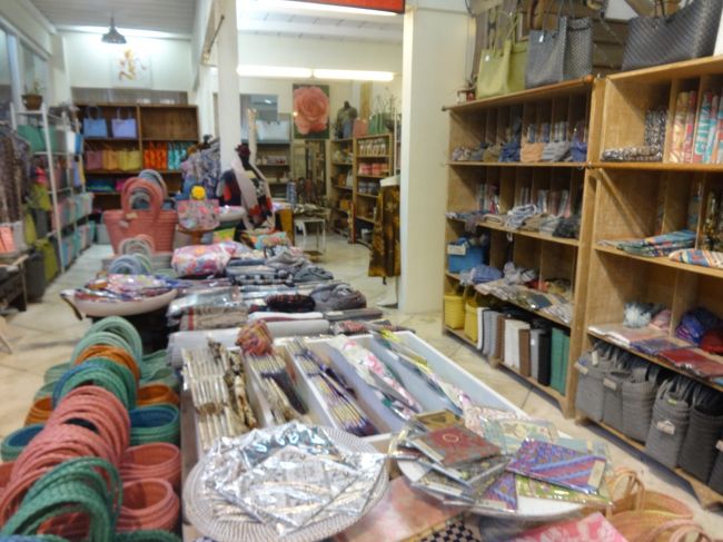 可愛いかごがたくさんあります。<br />形も色もさまざま。<br />お値段も安いですね。