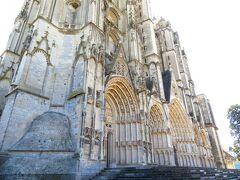 今日は、トゥールから列車でブールジュに、日帰り旅行
ブールジュ駅　Gare de Bourges 　から歩いて、ブールジュ大聖堂
Cathédrale Saint-Étienne de Bourges　に着き、北塔に登ったあと、有料入場のセットになっているクリプタを見学し、今は、大聖堂を見学し、外に出た。
大聖堂の外周をぐるぐる見て回り、今は大聖堂の北側へ回っていくところ。