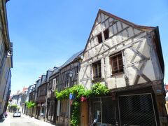 ブルボヌー通り　Rue Bourbonnoux
ハーフティンバー　木骨組みの家
塗装していない木骨がすごい