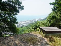 ロープウェイを降りて久能山東照宮に行く途中に駿河湾が見える。