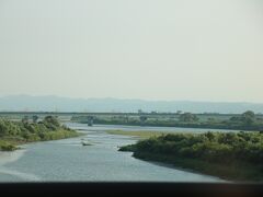 これから花火の上がる信濃川。