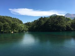 そしたら、駐車場やお土産屋さんなどの建物が見えて来て・・・
その先、大きな湖のようなものが！
わ～、水の色がきれい！！山をバックに、景色も素敵！！