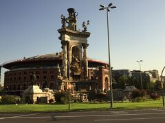 Plaza Espanya（スペイン広場）
バルセロナの西にある玄関口です。

Las Arenas（ラス・アレナス）というショッピングモールが奥の方に見えます。
丸い茶色い建物です。
以前は闘牛場だったのですが、今はショッピングセンターになりました。
建物はそのまま利用しています。
闘牛はこのカタルーニャ地方では禁止になりました。（2011年）

闘牛禁止条例は動物愛護のためだそうです。
でもカタルーニャ独自のアイデンティティーを強調するという説もあったようです。
（闘牛を2012年1月1日から禁じる条例を賛成68、反対55、棄権9で可決したそうです。）