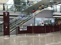 ホテルに預けていた荷物を引き取りバスで空港に向かいます。入国した時に携帯の紛失を届けたインフォメーションに寄ります。そこで携帯の届けが無いかパソコンで確認をして拾得物の確認をして貰いました。そして拾得物保管センターに電話で色や機種名およびタイプを聞かれそのうちカバーの有無やパスワードを聞かれたのでもしや有ったかと色めき立ちました。電話確認先でパスワードを打入れて携帯の画面が立ち上がったのでしょう
本人確認が出来たようで、ターミナル２に有る拾得物保管センターまで引き取りに行くようにとセンターの場所の地図を描いてくれました。
良し！これで無事に帰って来たと確信。