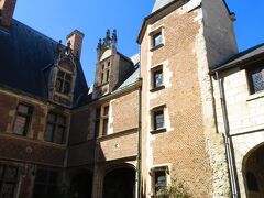 5月13日月曜日
今日は、トゥールから列車でブールジュに、日帰り旅行
ブールジュ駅　Gare de Bourges 　から歩いて、ブールジュ大聖堂
Cathédrale Saint-Étienne de Bourges　に着き、北塔に登ったあと、有料入場のセットになっているクリプタを見学し、今は、大聖堂を見学し、外に出た。
大聖堂の外周をぐるぐる見て回り、大聖堂の南側・北側と見て回り、そこから
旧市街の、ハーフティンバー　木骨組みの家が建ち並ぶ　ブルボヌー通り　Rue Bourbonnoux　を歩き、ゴルデーヌ広場　Place Gordaine　クルサルロン通り Rue Coursarlon　オテル・ラルマン通り  Rue de l'Hôtel Lallemant　あたりをぶらぶらして、また、ゴルデーヌ広場　Place Gordaine　に戻り、
Palais Jacques Coeur　ジャック・クール宮を見学し終わって、外に出た。
Palais Jacques Coeur　ジャック・クール宮から、マルセル・プレサン広場、プレフェクチュール広場、ジャン・ド・ベリー公爵の邸宅などを、ぷらぷらして、
Église Saint-Pierre　サン・ピエール教会　を訪れたあと、
今は、Le Musée du Berry-Hôtel Cujas　ベリー博物館の前にいる。