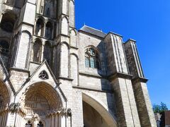 ブールジュ大聖堂
Cathédrale Saint-Étienne de Bourges
１６：４５　正面に西日が当たる時間になったので、ブールジュ大聖堂に戻ってきた
