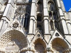 5月13日月曜日
今日は、トゥールから列車でブールジュに、日帰り旅行
ブールジュ駅　Gare de Bourges 　から歩いて、ブールジュ大聖堂
Cathédrale Saint-Étienne de Bourges　に着き、北塔に登ったあと、有料入場のセットになっているクリプタを見学し、今は、大聖堂を見学し、外に出た。
大聖堂の外周をぐるぐる見て回り、大聖堂の南側・北側と見て回り、そこから
旧市街の、ハーフティンバー　木骨組みの家が建ち並ぶ　ブルボヌー通り　Rue Bourbonnoux　を歩き、ゴルデーヌ広場　Place Gordaine　クルサルロン通り Rue Coursarlon　オテル・ラルマン通り  Rue de l'Hôtel Lallemant　あたりをぶらぶらして、また、ゴルデーヌ広場　Place Gordaine　に戻り、
Palais Jacques Coeur　ジャック・クール宮を見学し終わって、外に出た。
Palais Jacques Coeur　ジャック・クール宮から、マルセル・プレサン広場、プレフェクチュール広場、ジャン・ド・ベリー公爵の邸宅などを、ぷらぷらして、
Église Saint-Pierre　サン・ピエール教会　を訪れたあと、
Le Musée du Berry-Hôtel Cujas　ベリー博物館を訪れた。
夕方になり、ブールジュ大聖堂　Cathédrale Saint-Étienne de Bourges　の正面に日が当たる時間になってきたので、再び、大聖堂前に来た。