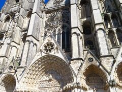 ブールジュ大聖堂　Cathédrale Saint-Étienne de Bourges
ここは、前の広場の奥行きが足りないので、
よっぽど広角のカメラで無いと、全体を１枚で撮れない・・・・