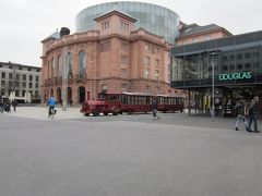 赤色の観光トラムが走ります。グーテンベルク広場にきました。
