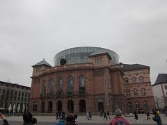 Mainz State Theater　ガラス張りドームの建物です。