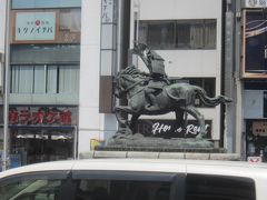 駅前の広場には熊谷直実の銅像