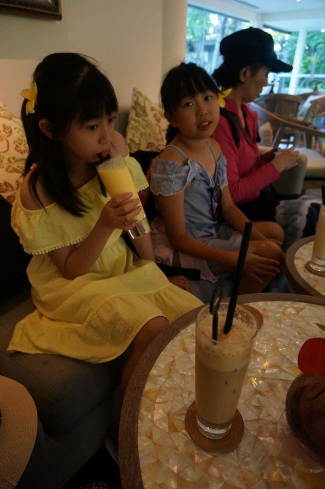ウェルカムドリンクはオーダー制です。<br /><br />マンゴースムージー<br />ミルクシェイク<br />アイスカフェラテ<br /><br />※子供逹の髪についてるお花は到着時、スタッフが付けてくれました。