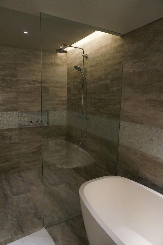 シャワースペースは別途あります。<br />無駄に広い。<br />もう少し狭くてもいいような。