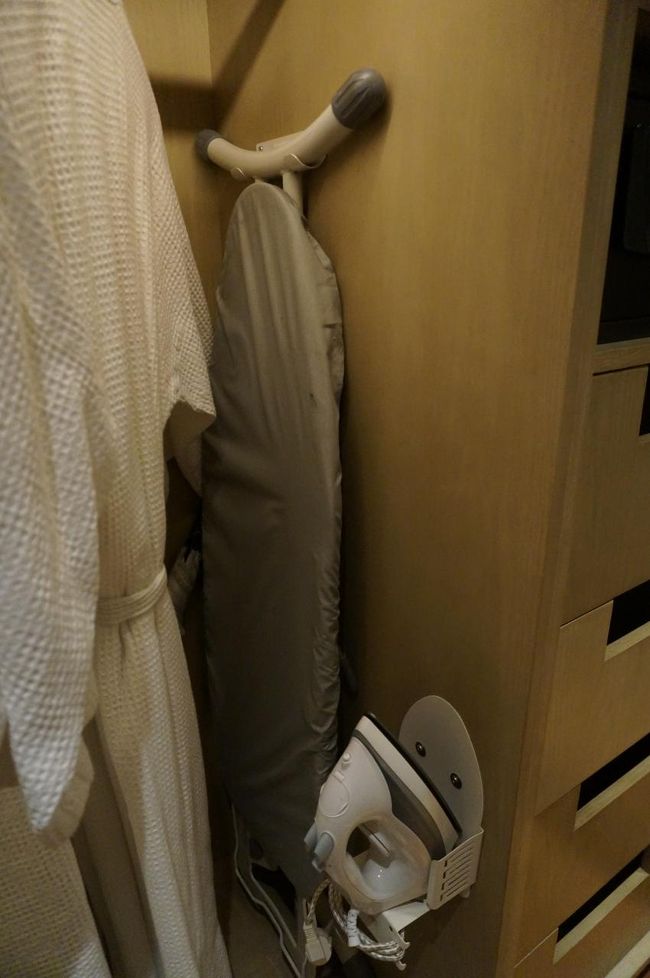 アイロンとアイロン台もあります。<br />使うことはなかったですけど。