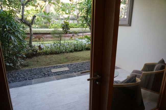 私達は1階のお部屋でした。<br />テラスの向こうは人が歩いてます。<br /><br />プライベート感が欲しい人は2階の方が良いかも知れないですね。