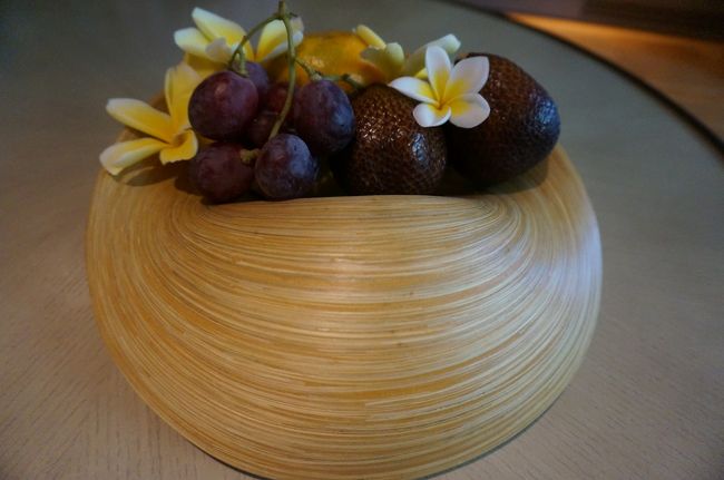 ウェルカムフルーツ。<br />オレンジにブドウ、スネークフルーツもありました。