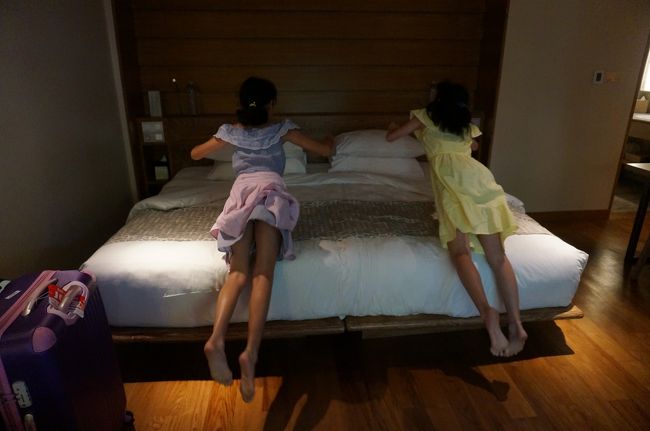 子供達はお決まりのように、ベッドにジャンプ！！