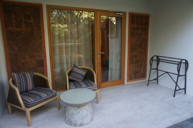 こちらはテラス。<br />座り心地の良い椅子。<br /><br />洗濯も干せます。