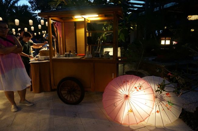 こちらのレストラン。<br />中と外で置いてあるメニューが違います。<br />もちろん、どちらのお料理も食べ放題です！