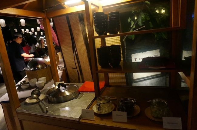 こちらには、お味噌汁がありました。<br />後入れのわかめとお豆腐がネギがあります。