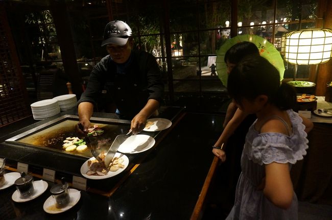 選んだ食材をお兄さんが焼いてくれます。