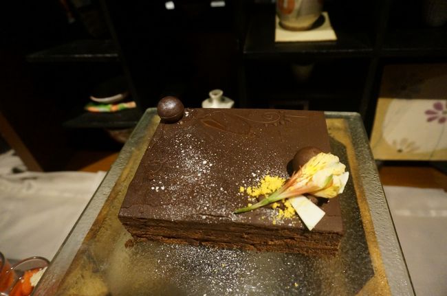 チョコレートケーキ。<br />ケーキはなくなると、すぐに新しいものが出てきます。