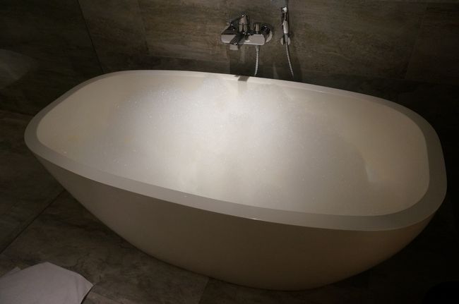 明日はのんびりホテルステイ。<br />ゆっくり泡ぶろに入りました。<br /><br />※こちらのホテルには聞きたいことや困った時のために、宿泊者が使えるLINEがあります。日本語でOK!!<br />とっても便利です。<br />