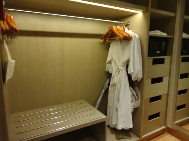 クローゼットは広々。<br />バスローブありです。