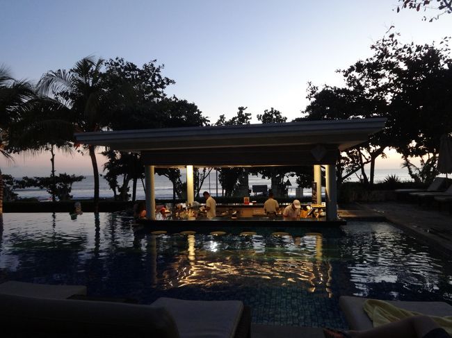 こちらはビーチ沿いにあるインフィニティプール。17歳以下は利用出来ません。<br />サンセットを眺めながらお酒も頂ける、大人か楽しめるプールです。