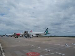 初日
シルクエアーでシンガポールからシェムリアップ空港へ。
時間通り、現地時間の11:15に到着です。
空港は小さく、どの飛行機も一旦地上に降りてから歩いて入国審査へ行きます。