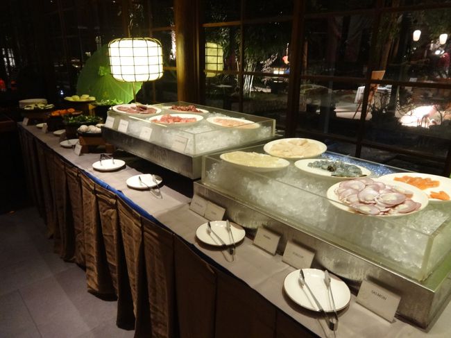 夕食はサービスで付いていたチケットを利用します。<br />ホテル内のレストラン天海へ～<br /><br />子供達はお金がかかりますが、クラブラウンジ特典の20%offのチケットを使用。<br />子供料金169.500Rp（Tax10%）の20%off 