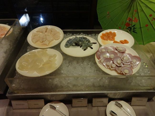 チョイスした食材を鉄板で焼いてくれます。<br />こちらはシーフード。<br />