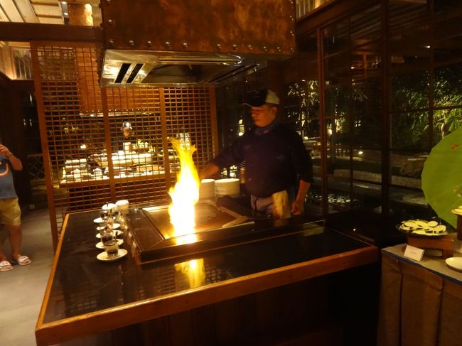 鉄板焼きのお兄さん。<br />たまにパフォーマンスしてくれます。<br />カメラの用意はいい？？<br />みたいなジェスチャーされた次の瞬間…