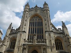 バスに乗り込み、次は古代ローマ時代から続く温泉保養地『バース』。
中世の美しい建築様式のバース寺院は、町のランドマークです。